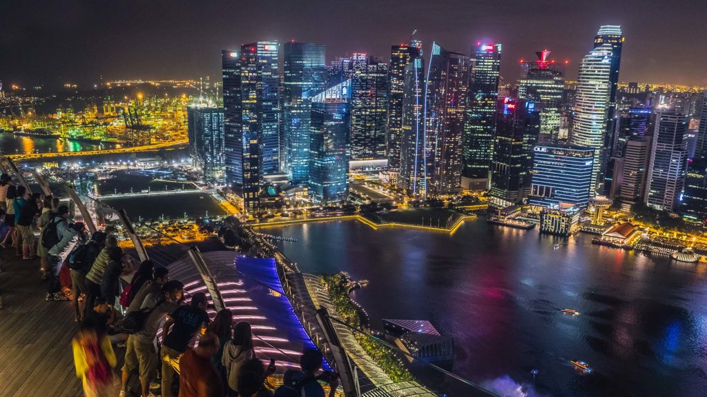 Ausblick vom Marina Bay Sands auf die Skyline von Singapur bei Nacht