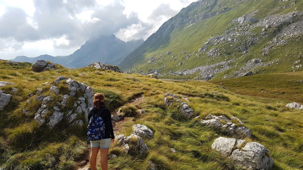 Lydia auf einer Wanderung in Montenegro