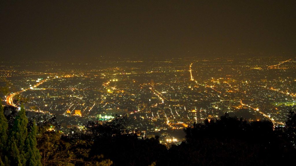 Aussicht vom Wat Phra That Doi Suthep auf Chiang Mai bei Nacht