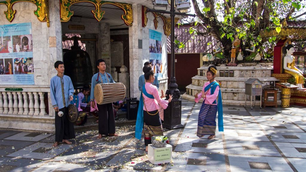 Vorführung traditioneller thailändischer Tänze im Wat Phra That Doi Suthep