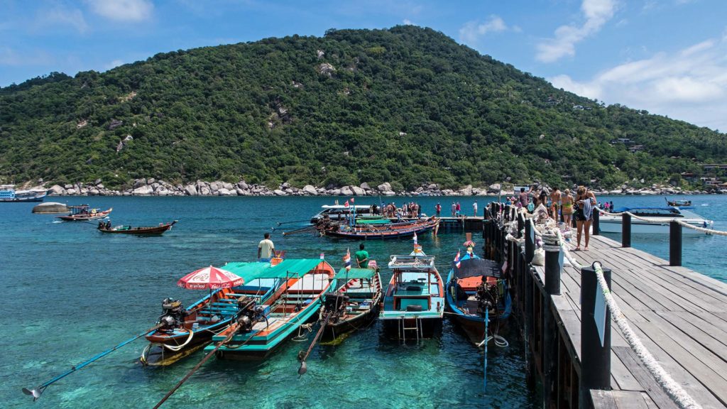 Das Pier auf Koh Nang Yuan mit vielen Longtailbooten