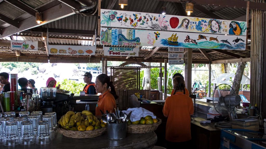 Das Restaurant und die Bar für Getränke und Essen auf Koh Nang Yuan