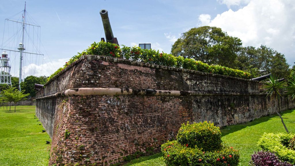 Das Fort Cornwallis an der Promenade von George Town auf Penang