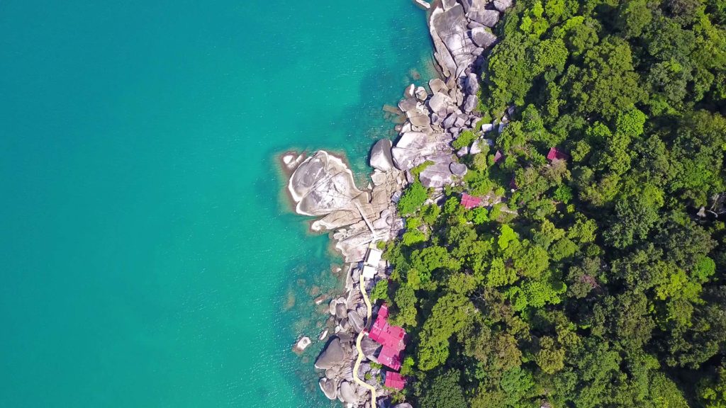 Felsen und Unterkünfte am Haad Yuan aus der Luft, Koh Phangan