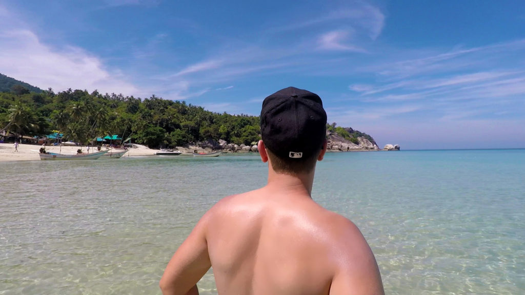 Marcel im Wasser am Strand von Haad Yuan auf Koh Phangan