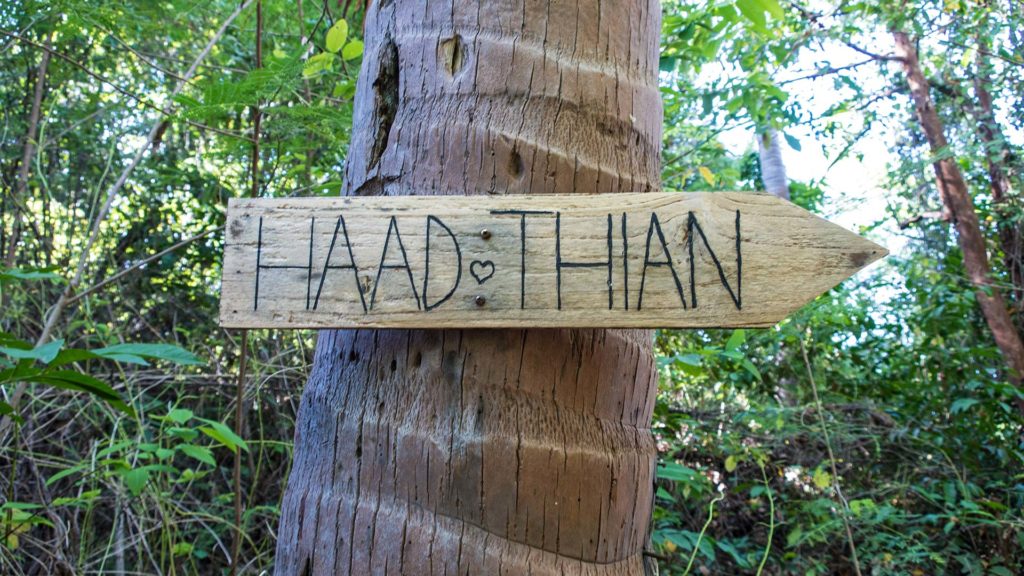 Haad Thian sign on the way to the beach