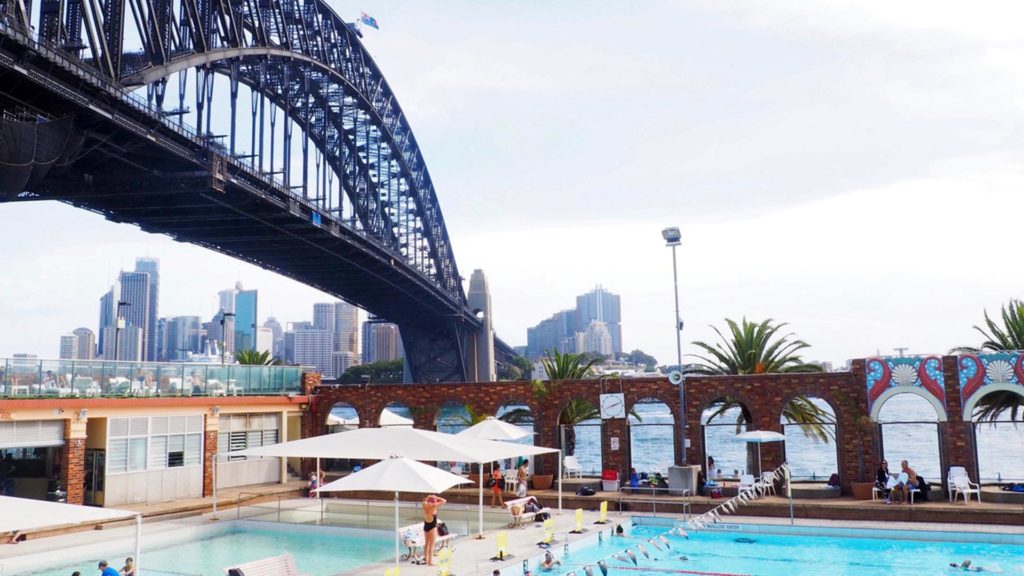 Der North Olympic Swimming Pool an der Harbour Bridge von Sydney