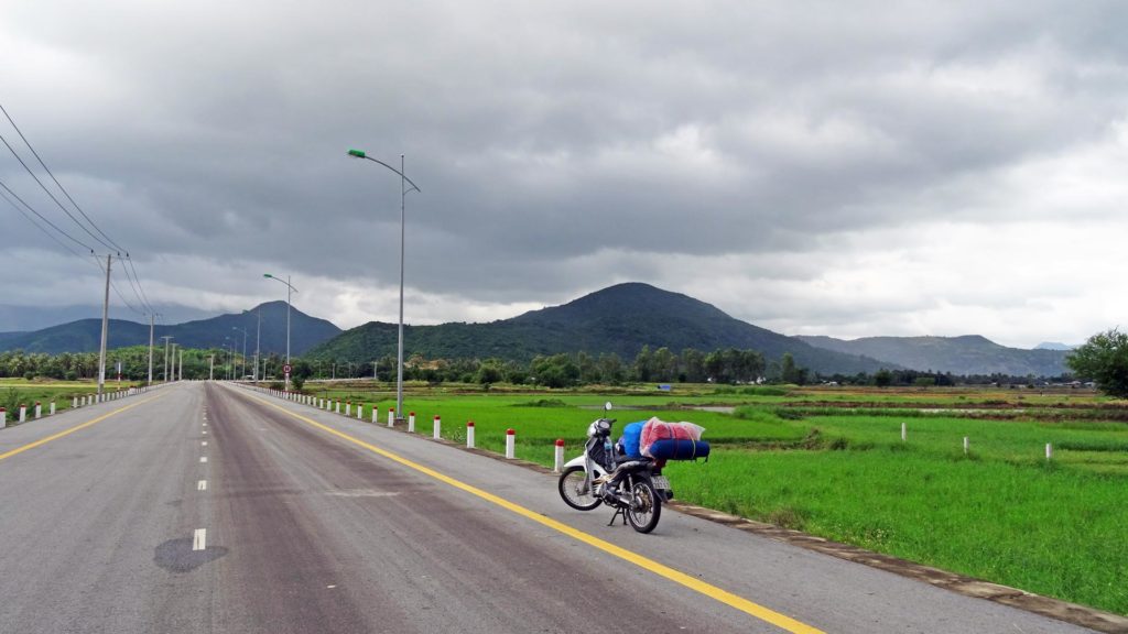 Einsame Straßen während einer Motorradtour in Vietnam