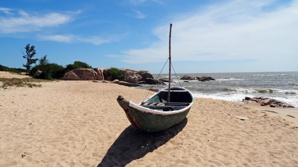 Fischerboot am Strand von Vietnam