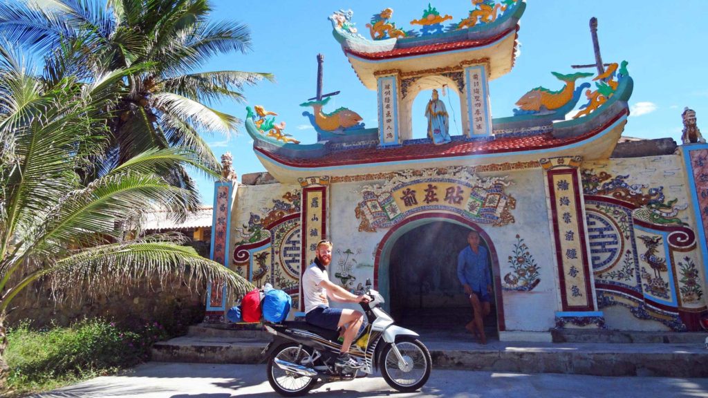 Einer der vietnamesischen Tempel auf einer Motorradtour