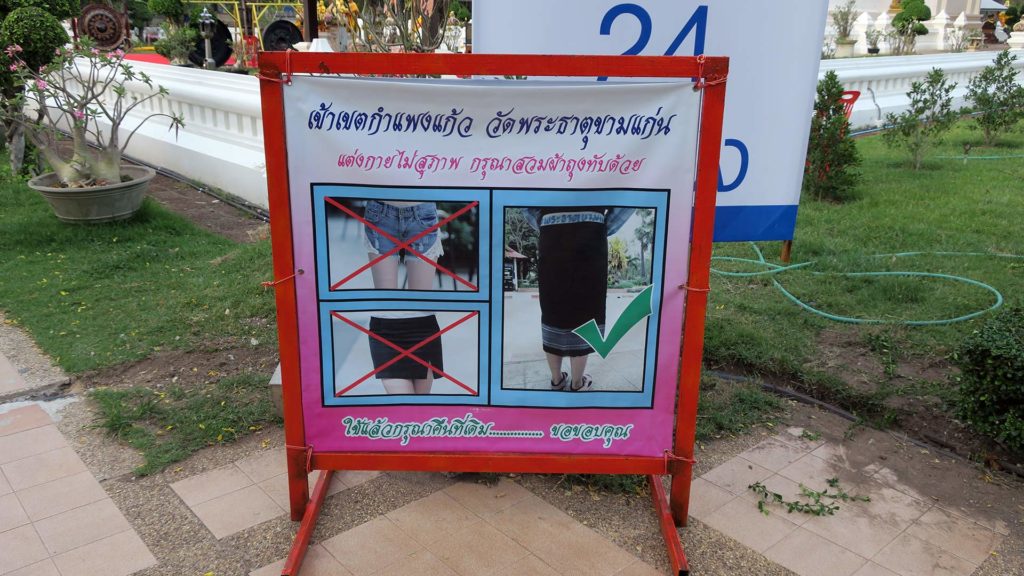 Schild mit Kleiderordnung in einem Tempel im Isaan