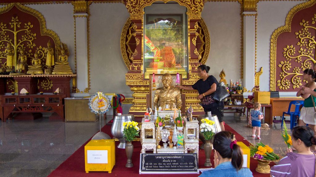 Der mumifizierte Mönch im Wat Khunaram auf Koh Samui