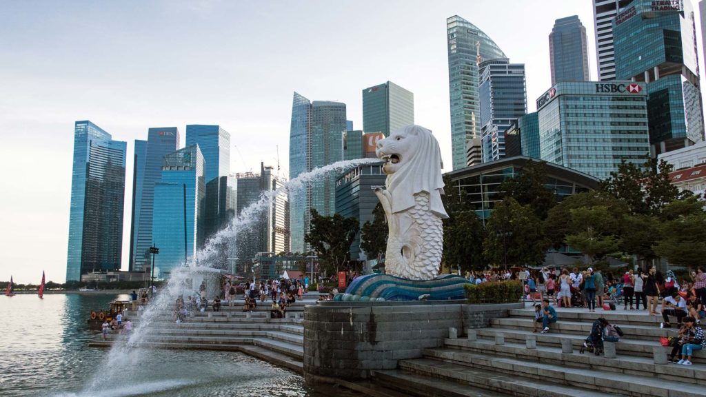 Die Skyline Singapurs mit dem berühmten Merlion im Vordergrund