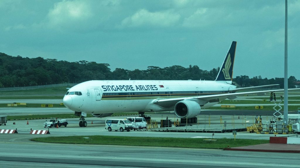 Ein Flugzeug von Singapore Airlines am Changi Airport in Singapur