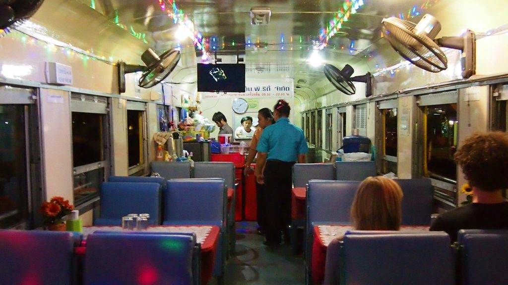 Der Partywaggon des Nachtzuges von Bangkok nach Chiang Mai