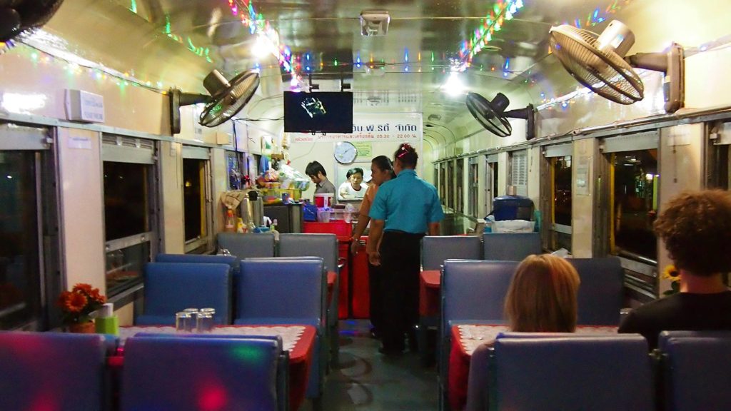 Der Partywaggon des Nachtzuges von Bangkok nach Chiang Mai