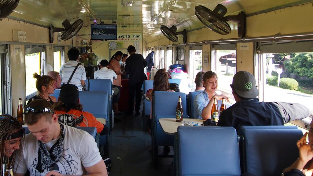 Gäste im Speisewagen im Zug von Bangkok nach Chiang Mai