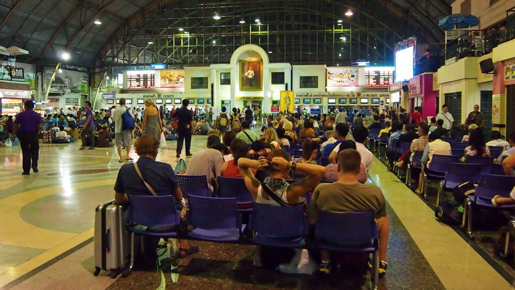 Wartende Gäste im Hua Lamphong Bahnhof in Bangkok