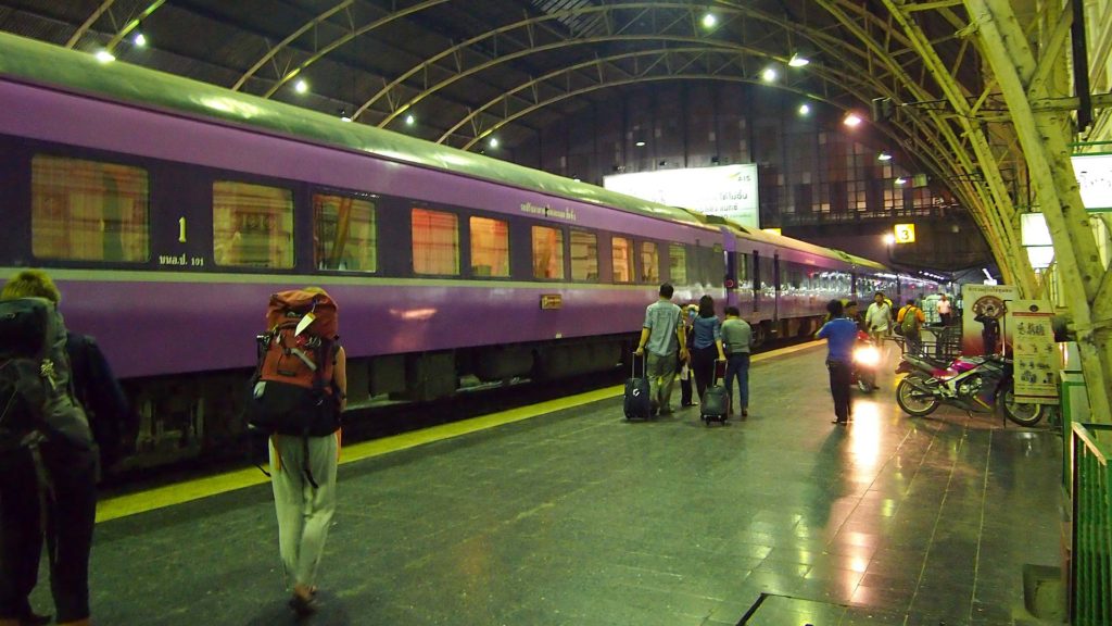 Der Nachtzug nach Chiang Mai im Bahnhof von Bangkok