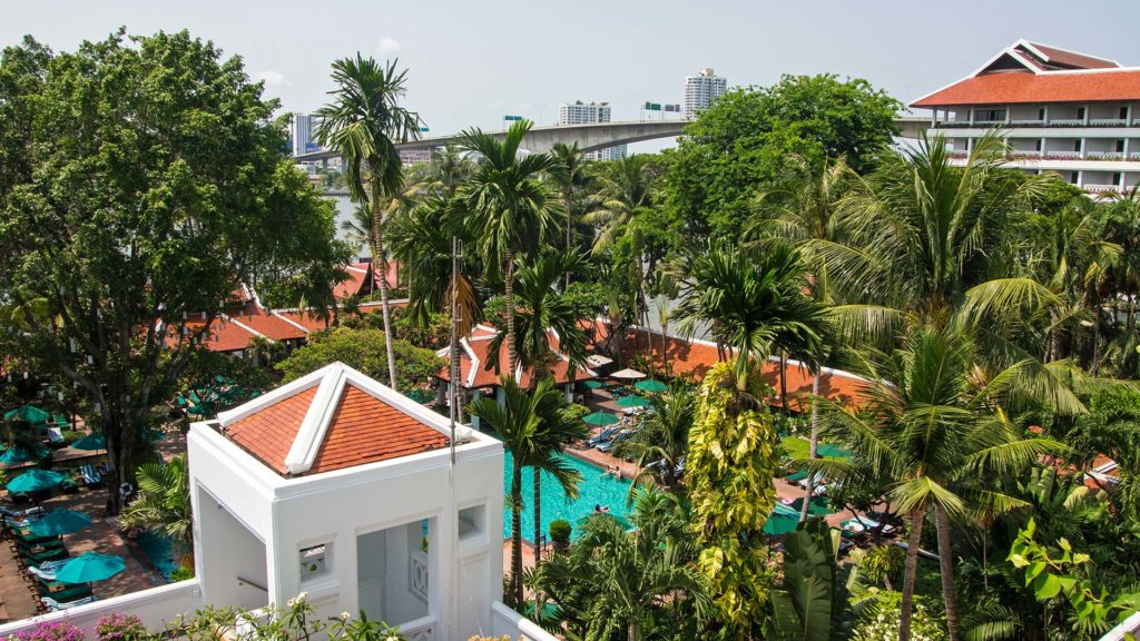 Aussicht auf den Poolbereich des Anantara Riverside Bangkok Resort