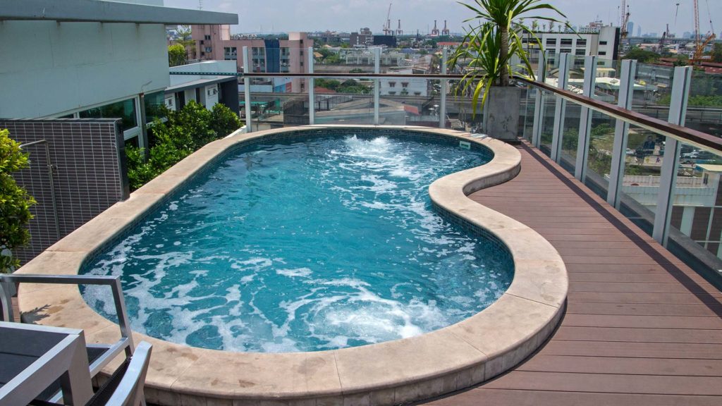 Swimmingpool auf dem Dach des At Mind Executive Suites in Bangkok