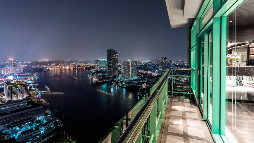 Aussicht vom Balkon des Chatrium Riverside Bangkok auf den Asiatique Nachtmarkt