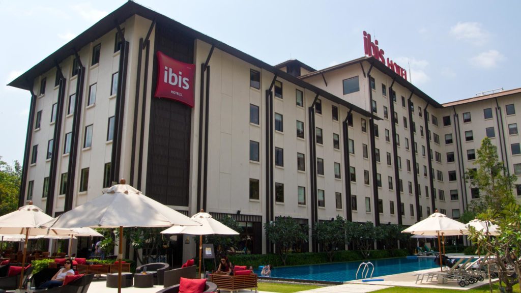 Das Ibis Riverside Bangkok Hotel mit dem Swimmingpool