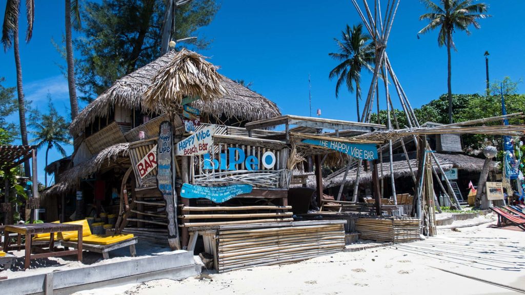 Die coole Happy Vibe Beach Bar am Sunrise Beach von Koh Lipe