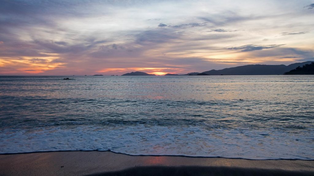Der Sonnenuntergang vom Koh Lipes Sunset Beach gesehen