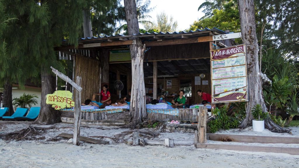 Thai Massage am Strand von Koh Lipe