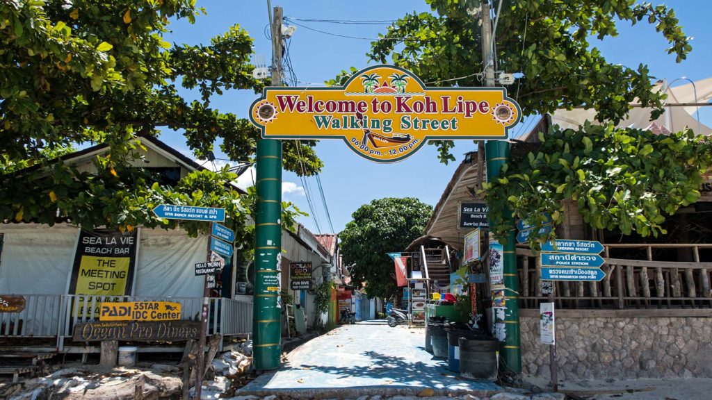 Der Eingang der Walking Street am Pattaya Beach auf Koh Lipe