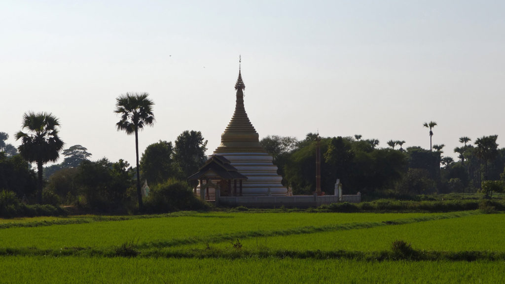 Ein Tempel an den Reisfeldern von Inwa in Myanmar