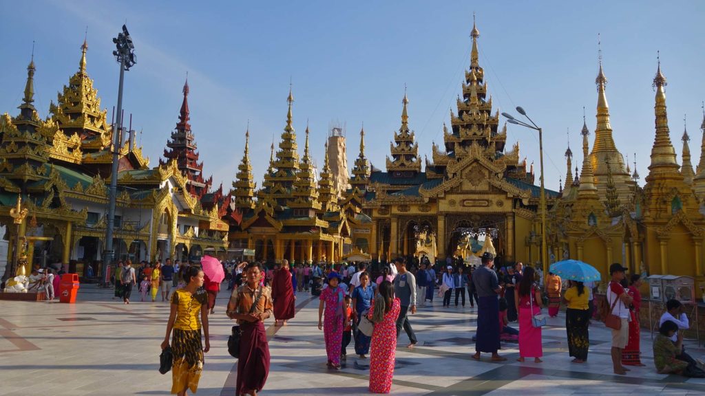 Im Innenbereich der Shwedagon Pagode in Yangon, Myanmar