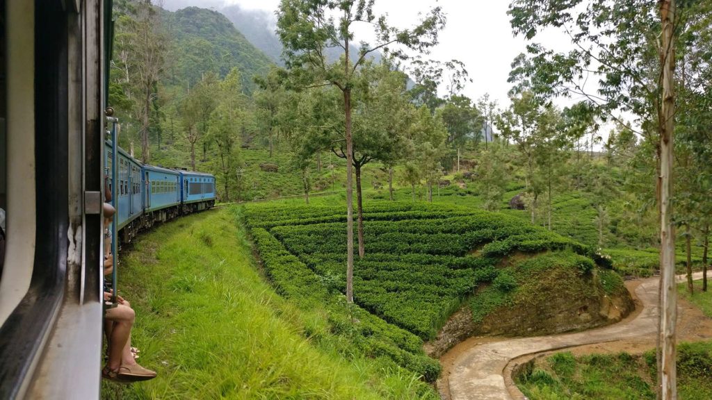 Zugfahrt im Hochland von Sri Lanka