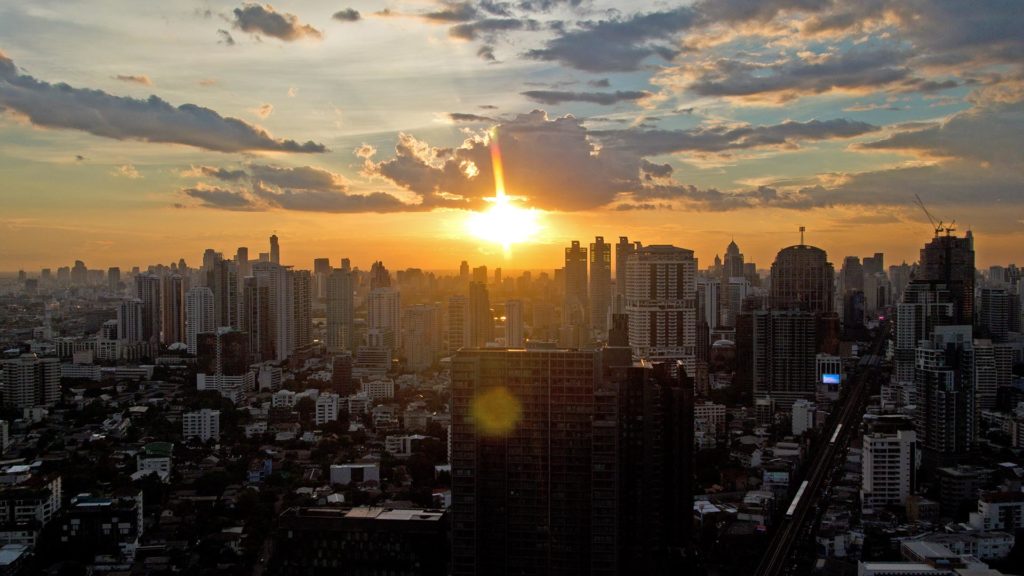 Sonnenuntergang auf der Octave Skybar des Marriott Hotels in Bangkok
