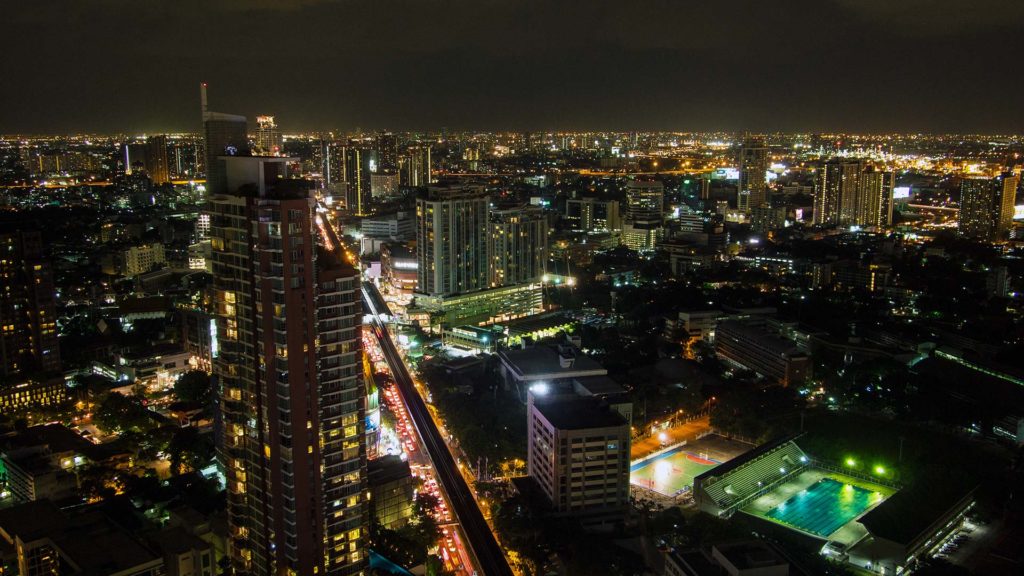 Die erleuchtete Skyline Bangkoks vom Marriott Hotel
