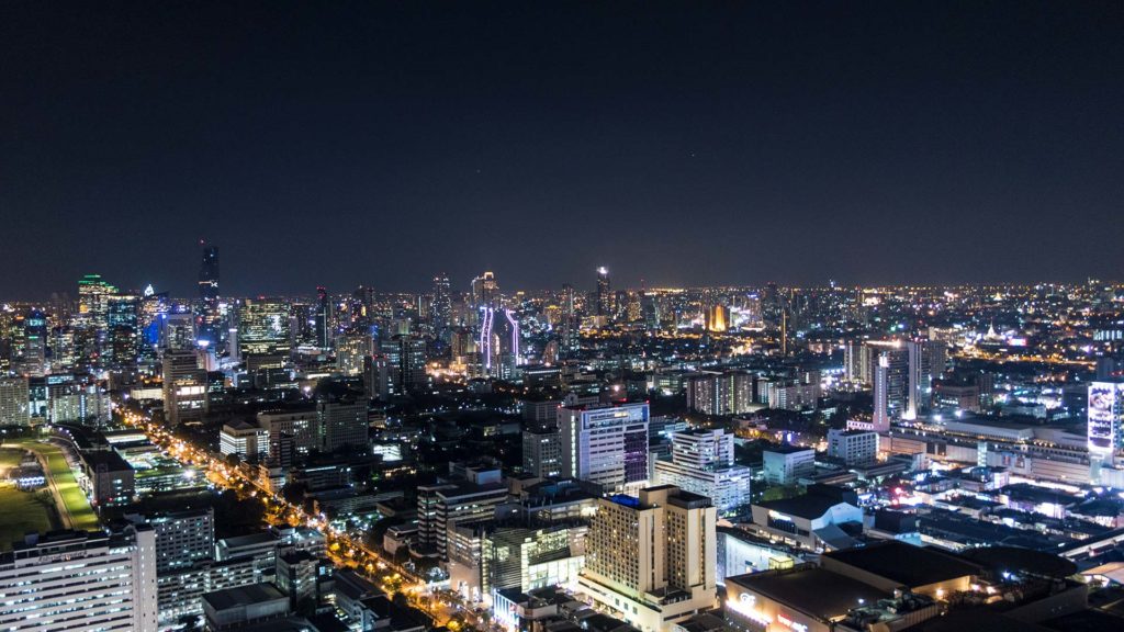 Die Aussicht der Red Sky Bar des Centara Grand in Bangkok bei Nacht