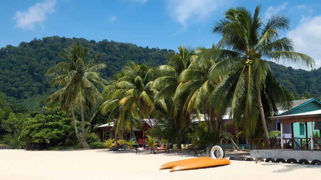 Die Bungalows des Rainbow Chalet am Juara Beach, Tioman