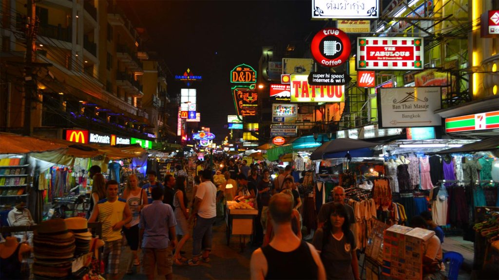 Die Khao San Road in Bangkok bei Nacht