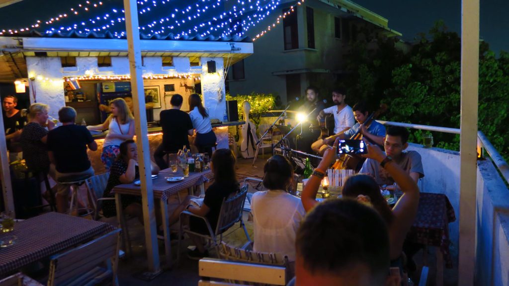 Live-Musik in der Phranakorn Rooftop Bar in Bangkok