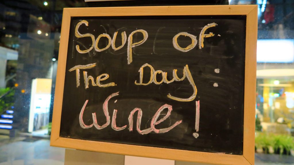 Schild am Wine Depot: 'Soup of the Day: Wine!'