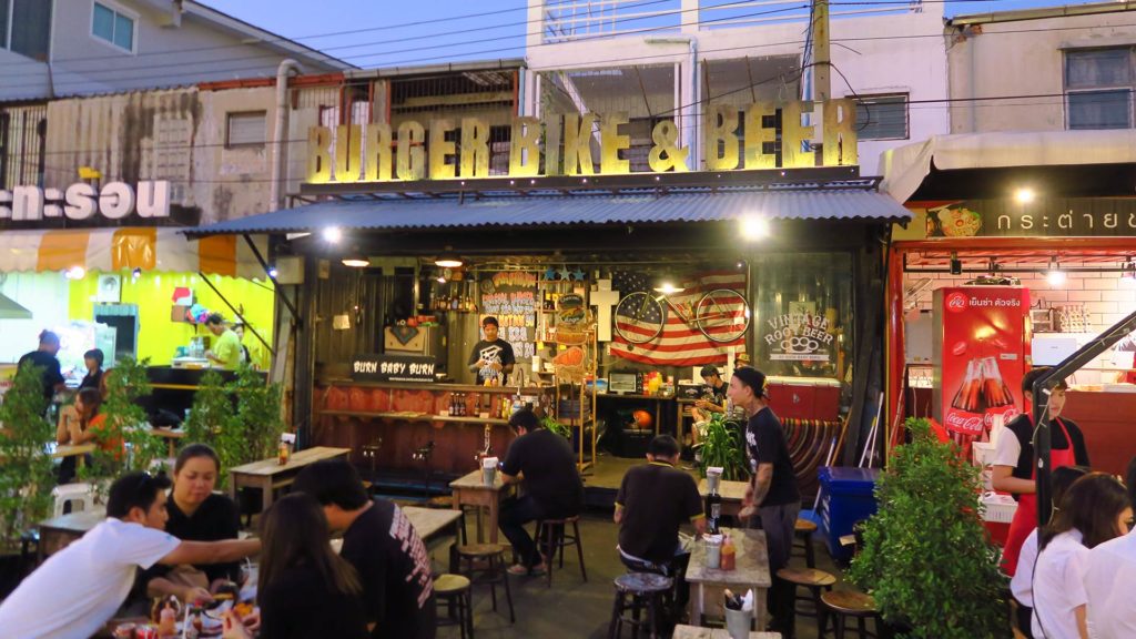 Vintage-Hipster-Restaurant auf dem Talad Rot Fai 2 Ratchada Nachtmarkt