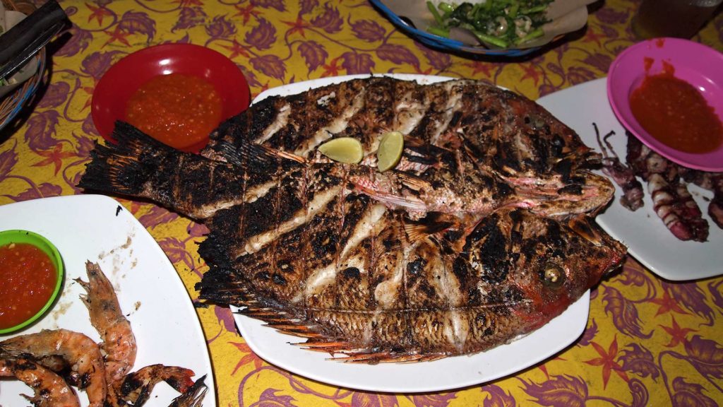 Frisches gegrilltes Seafood auf dem Nachtmarkt auf Gili Trawangan