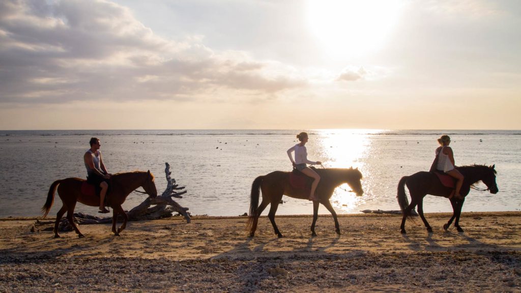 Reiten beim Sonnenuntergang auf Gili Trawangan