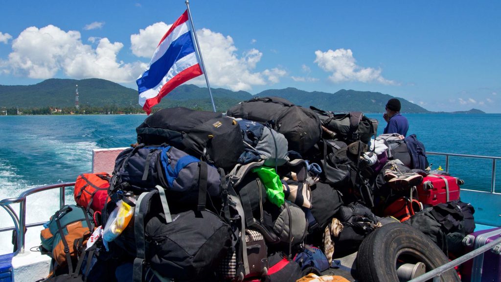 Unzählige Rucksäcke auf einem Boot bei Koh Phangan