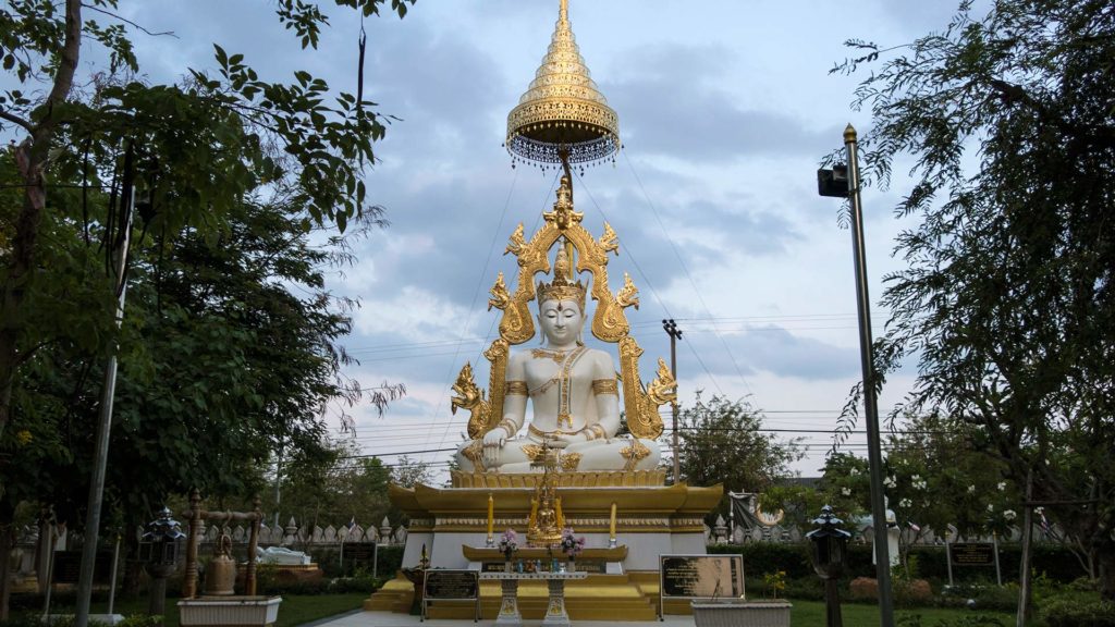Wunderschöner weißer Buddha im Wat Phrathat Kham Kaen