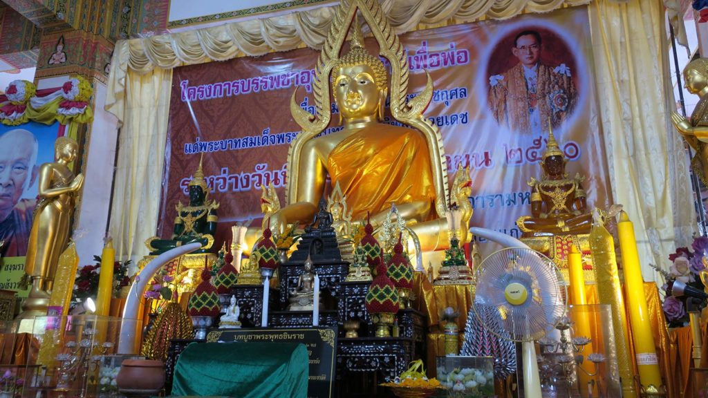 Großer goldener Buddha im Wat Nong Waeng in Khon Kaen, Isaan