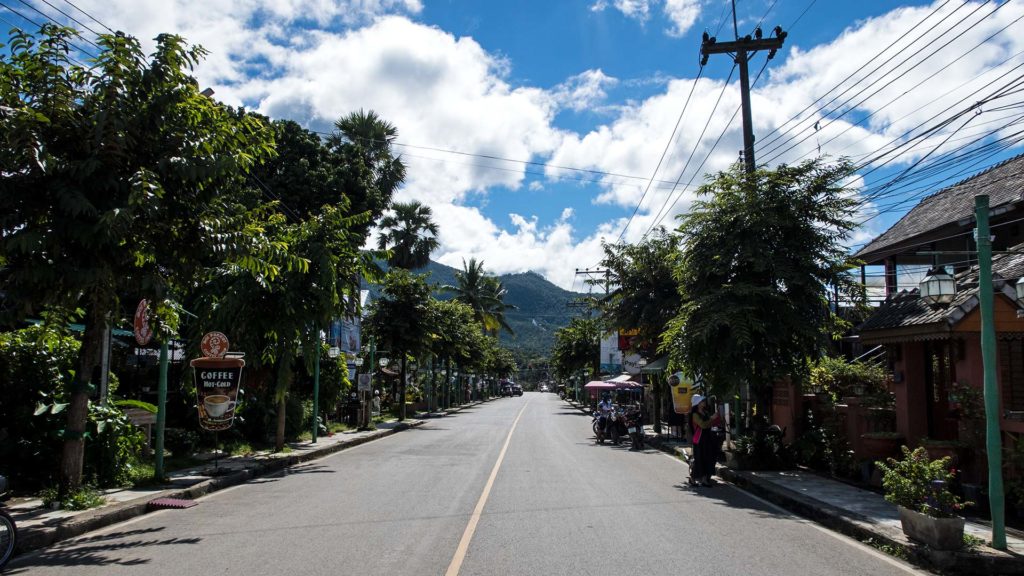 Straßenzug in Pai mit Aussicht auf die Berge