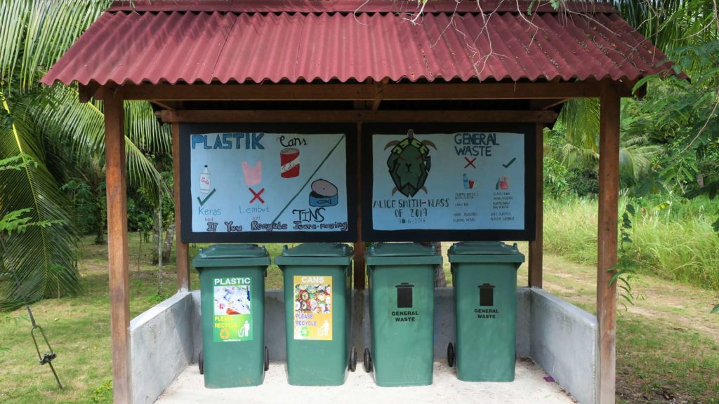 Mülltrennung im Dorf Kampung Juara