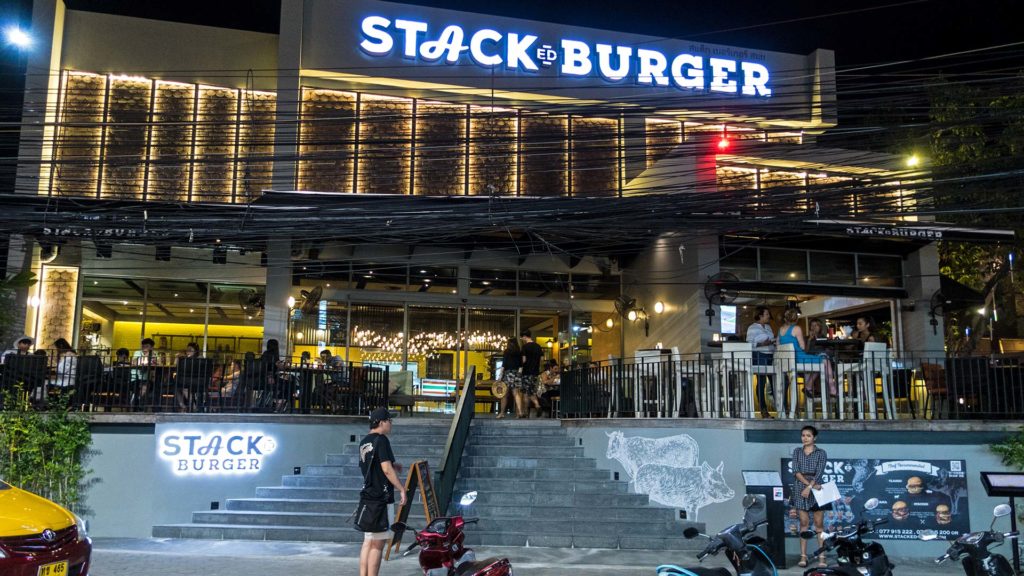 Stacked Burger neben dem Ozo Chaweng Beach auf Koh Samui